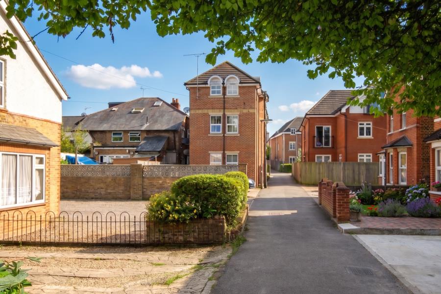 Flat Goldsworth Road in Woking
