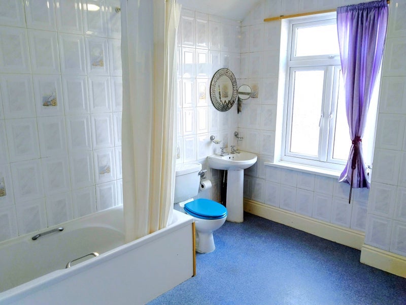 Room Exeter Road in Nottingham