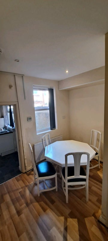 Room Renfrew Street in Liverpool