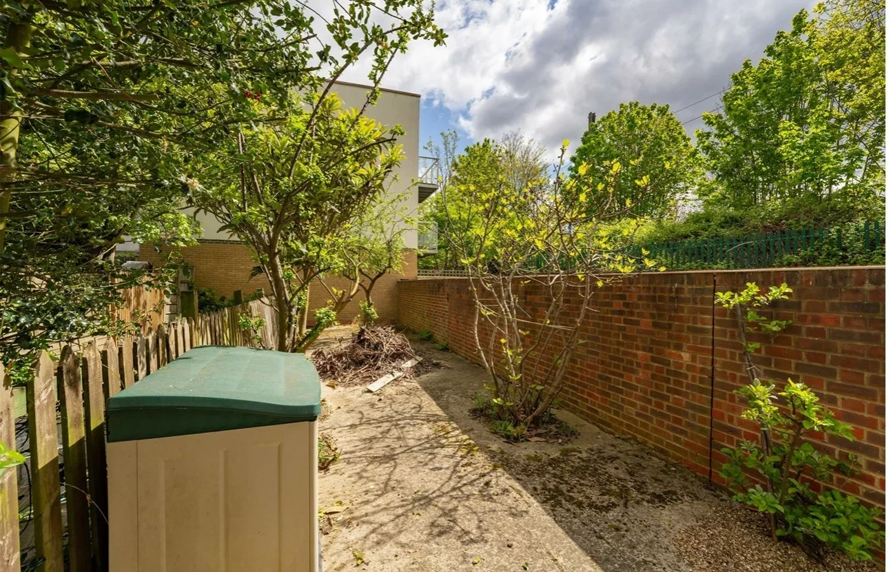 Room Greenford Avenue in Greater London