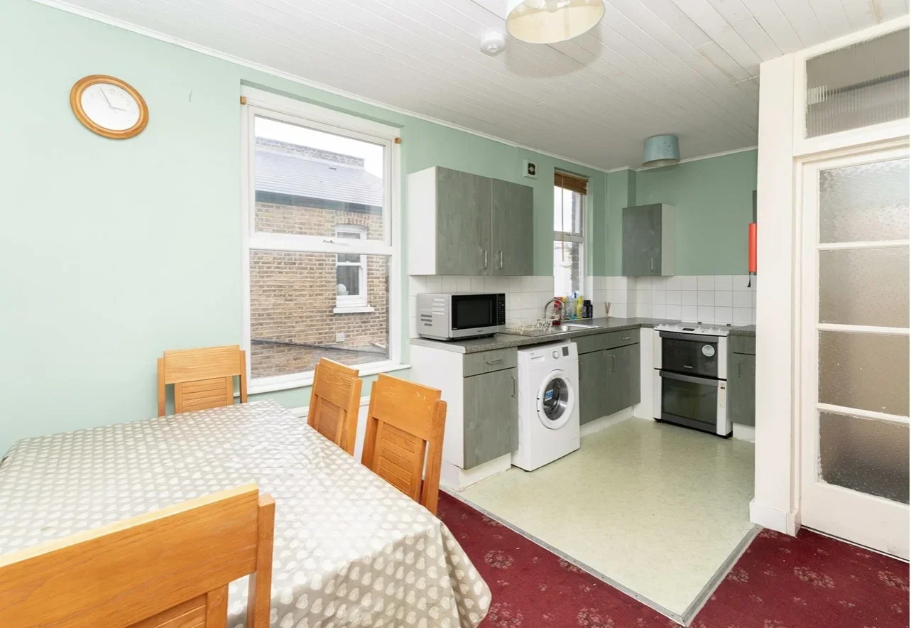 Room Greenford Avenue in Greater London