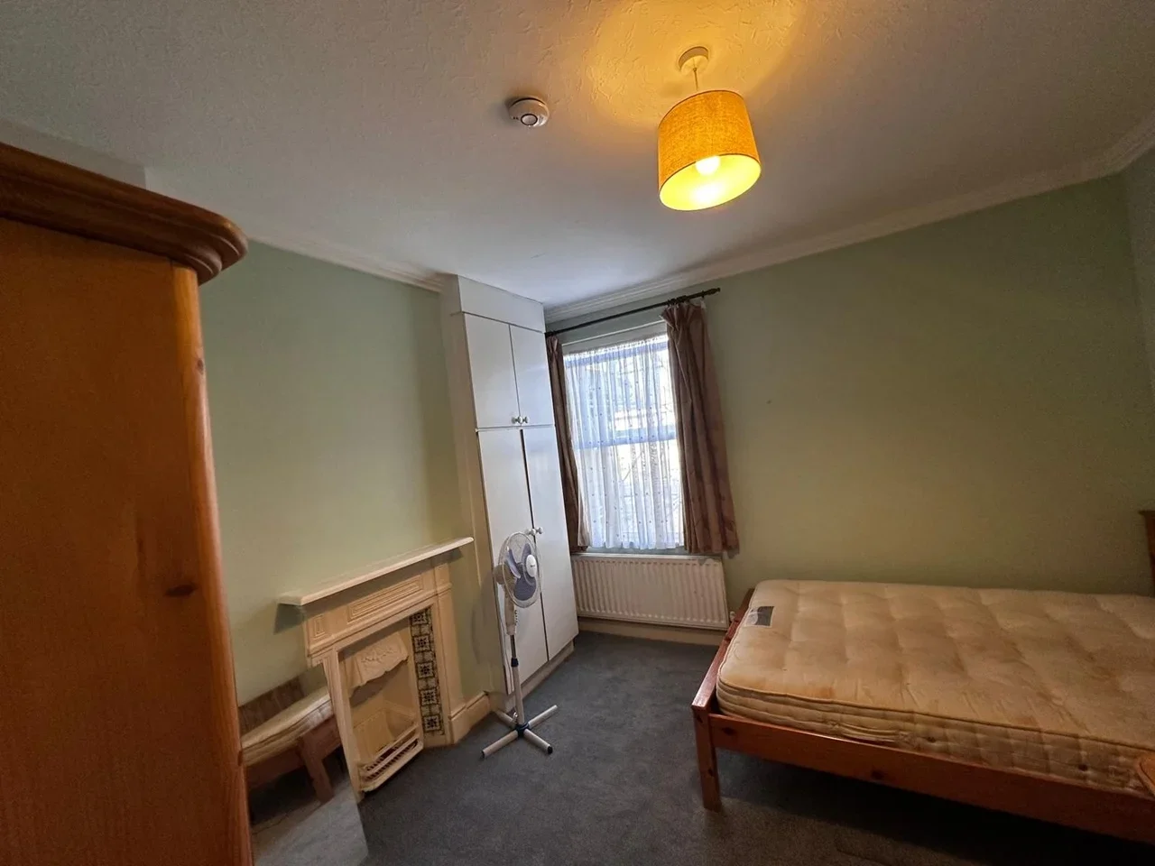 Room Greenford Avenue in Greater London