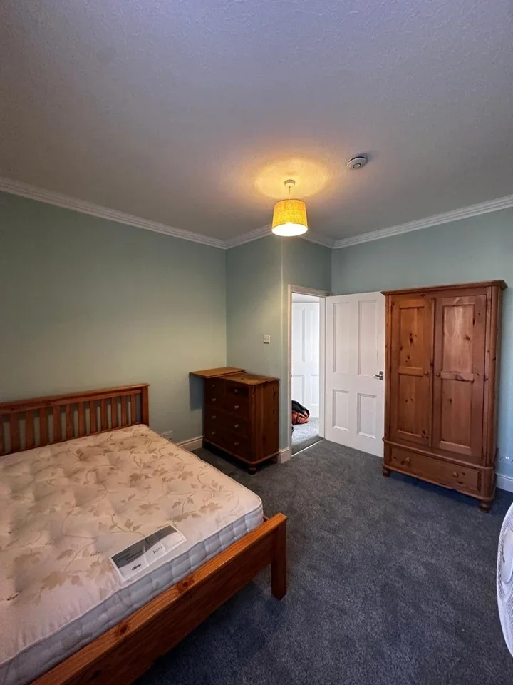 Room Greenford Avenue in Greater London
