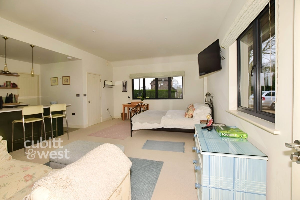 Flat Old Horsham Road in Mole Valley