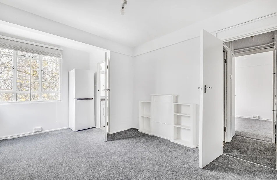 Flat Rockley Court in Greater London