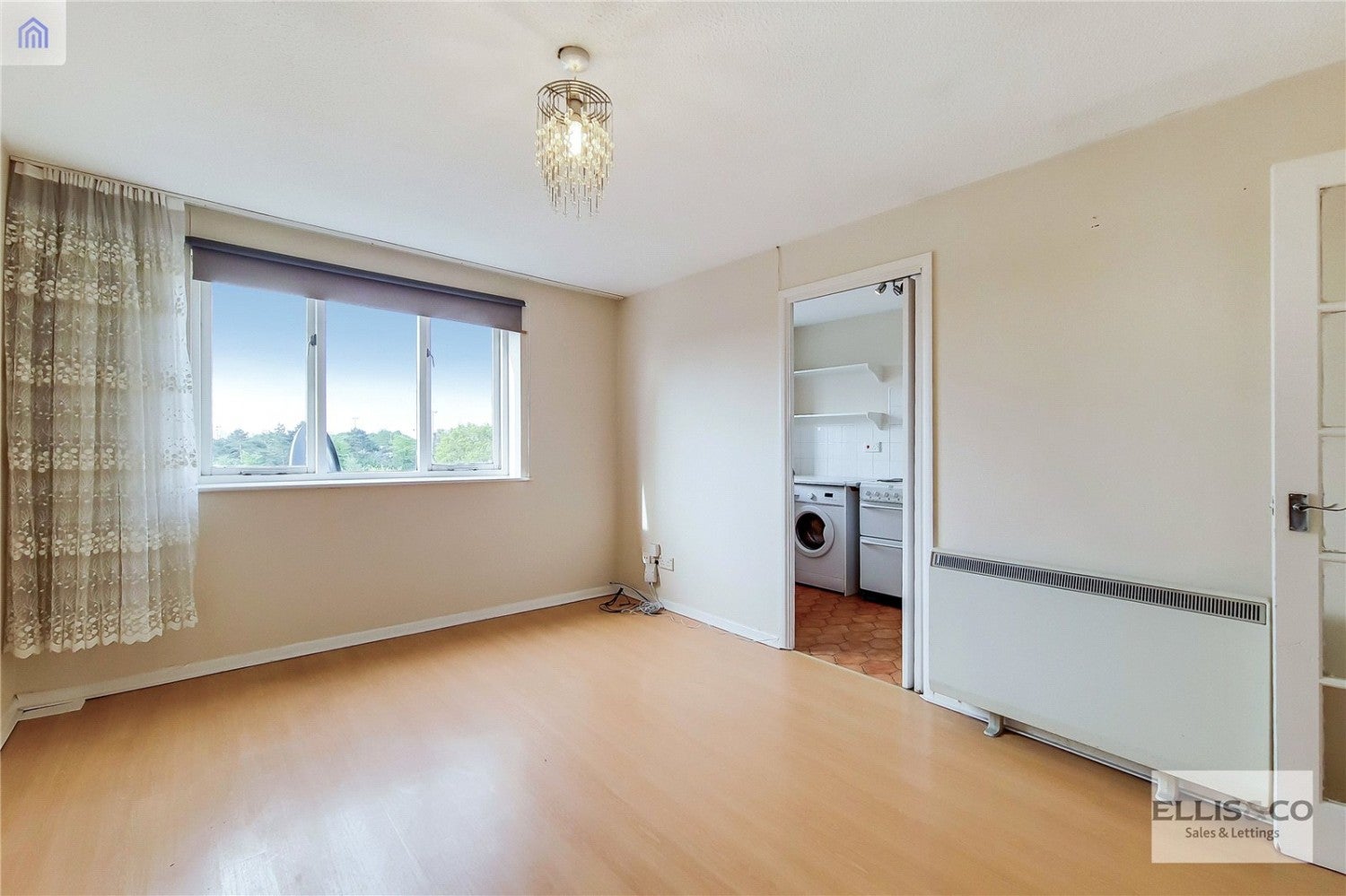 Flat Linwood Crescent in Greater London