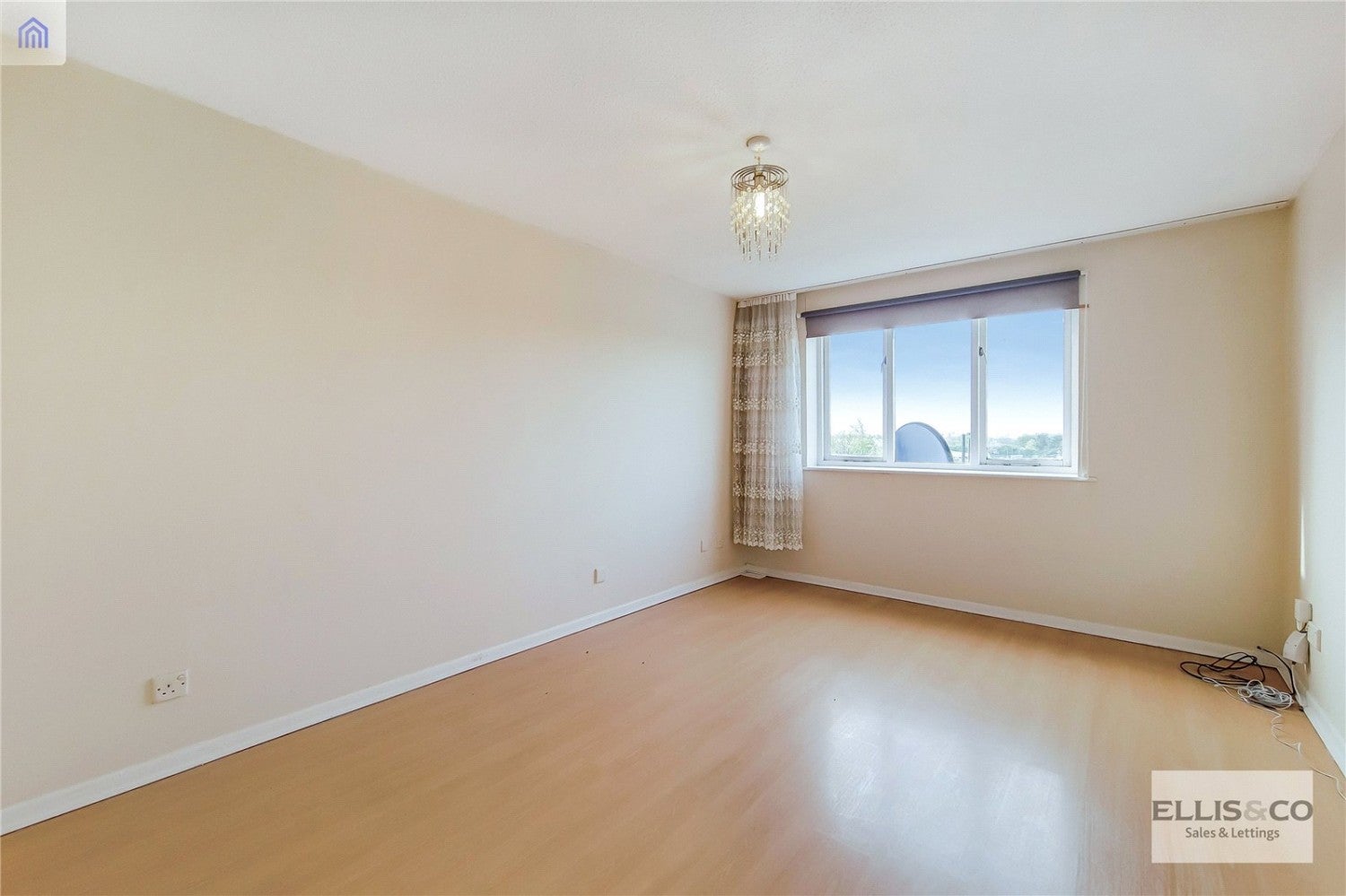 Flat Linwood Crescent in Greater London