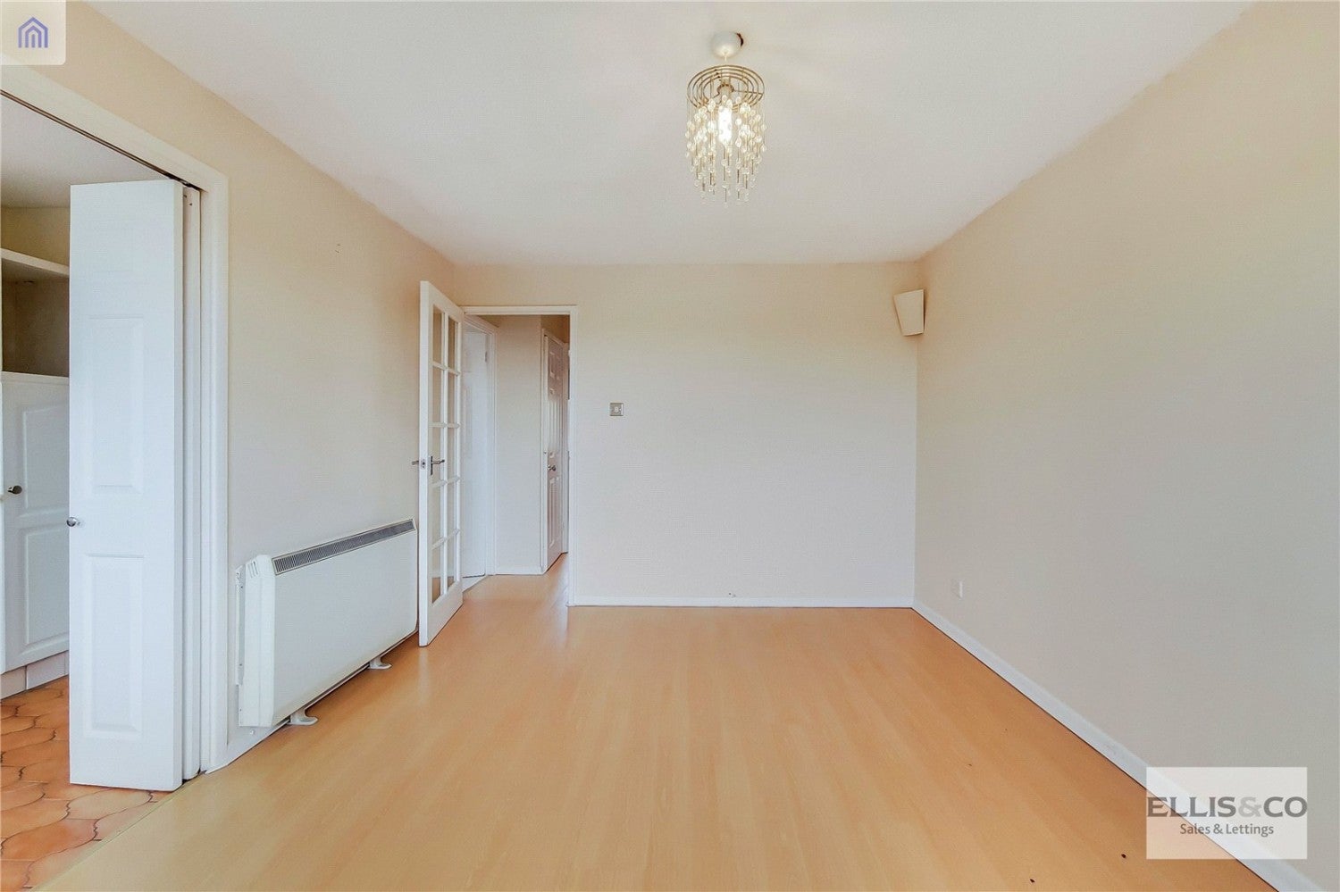 Flat Linwood Crescent in Greater London