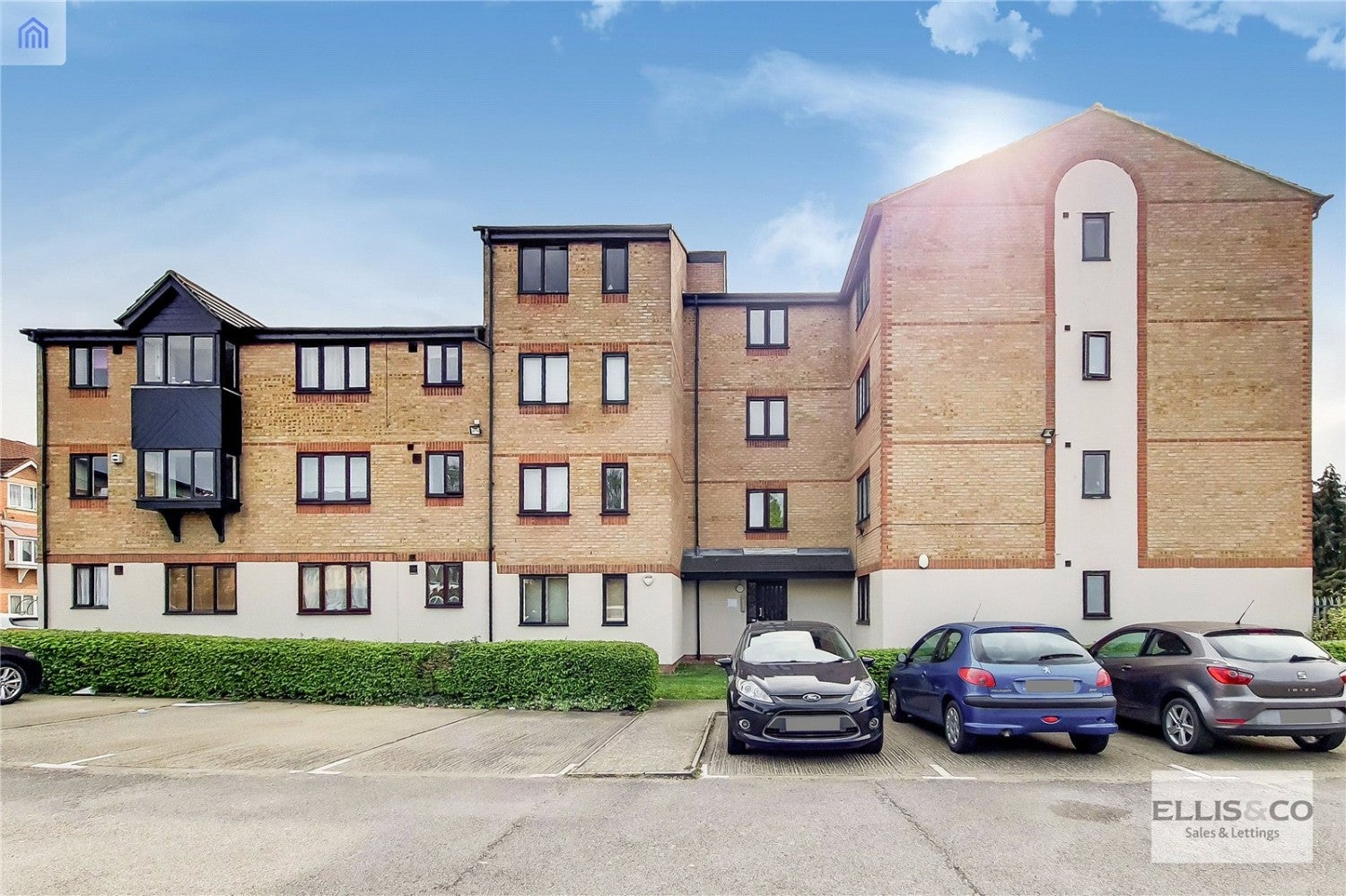 Flat Linwood Crescent in Greater London