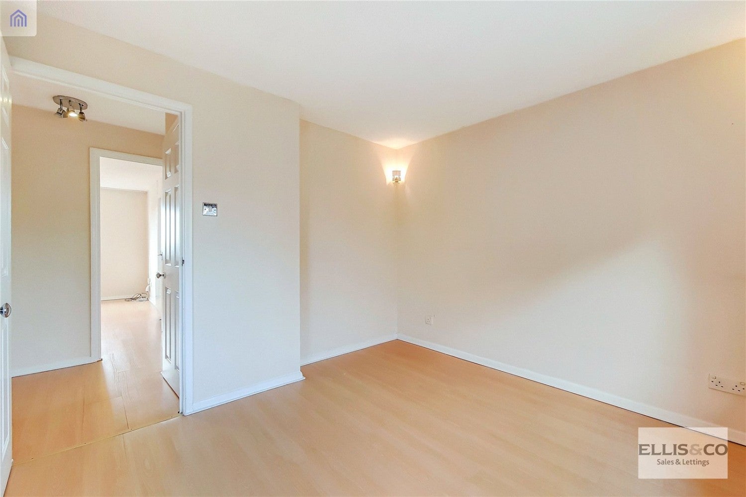 Flat Linwood Crescent in Greater London