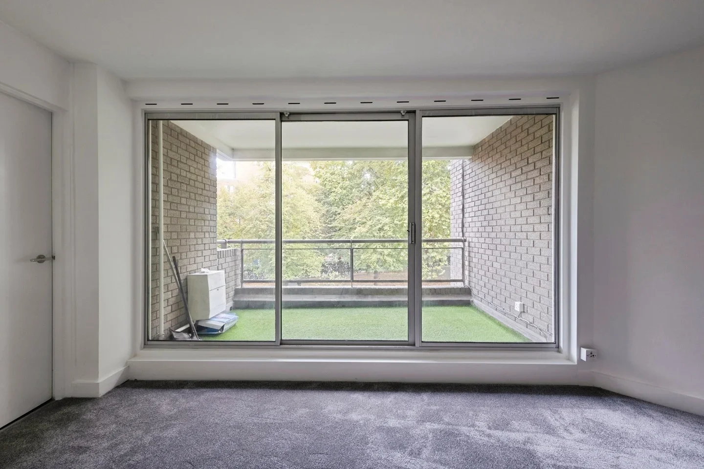 Flat Crowndale Road in Greater London