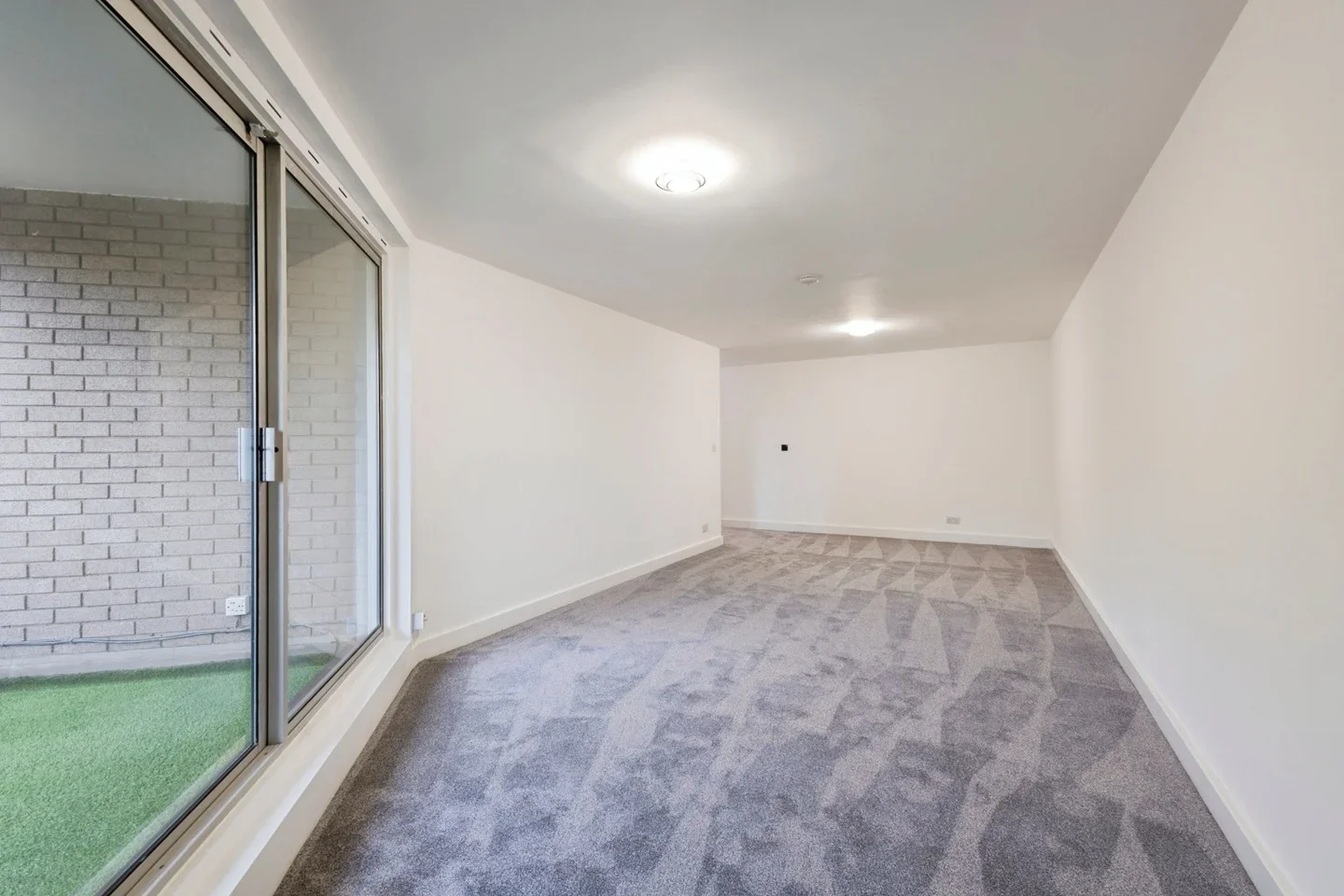 Flat Crowndale Road in Greater London
