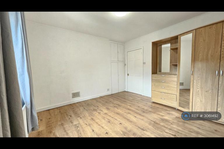 Flat Banktop Place in Johnstone