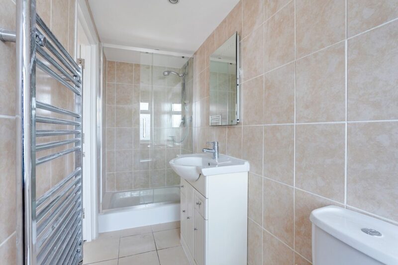 Room Park Avenue North in Greater London