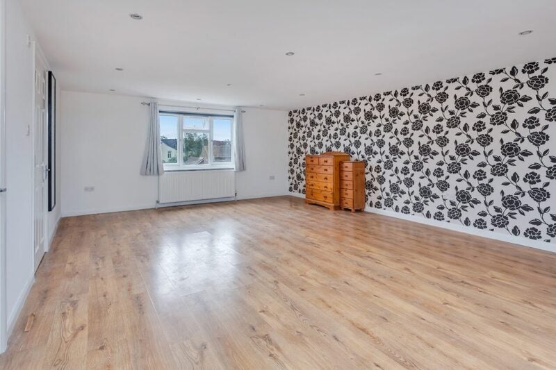 Room Park Avenue North in Greater London