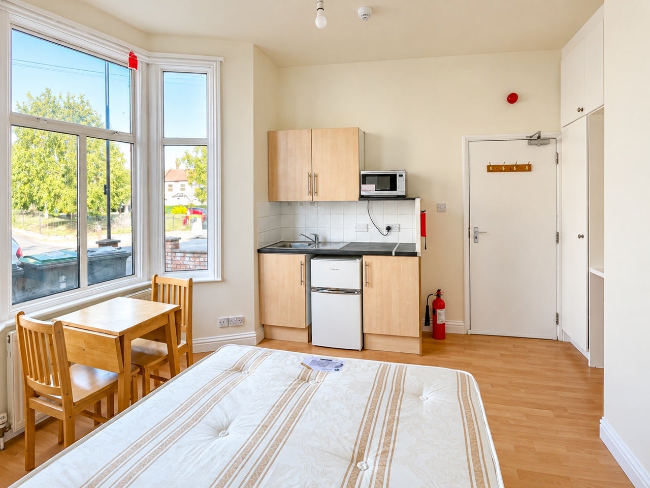 Flat Cranbrook Park in Greater London