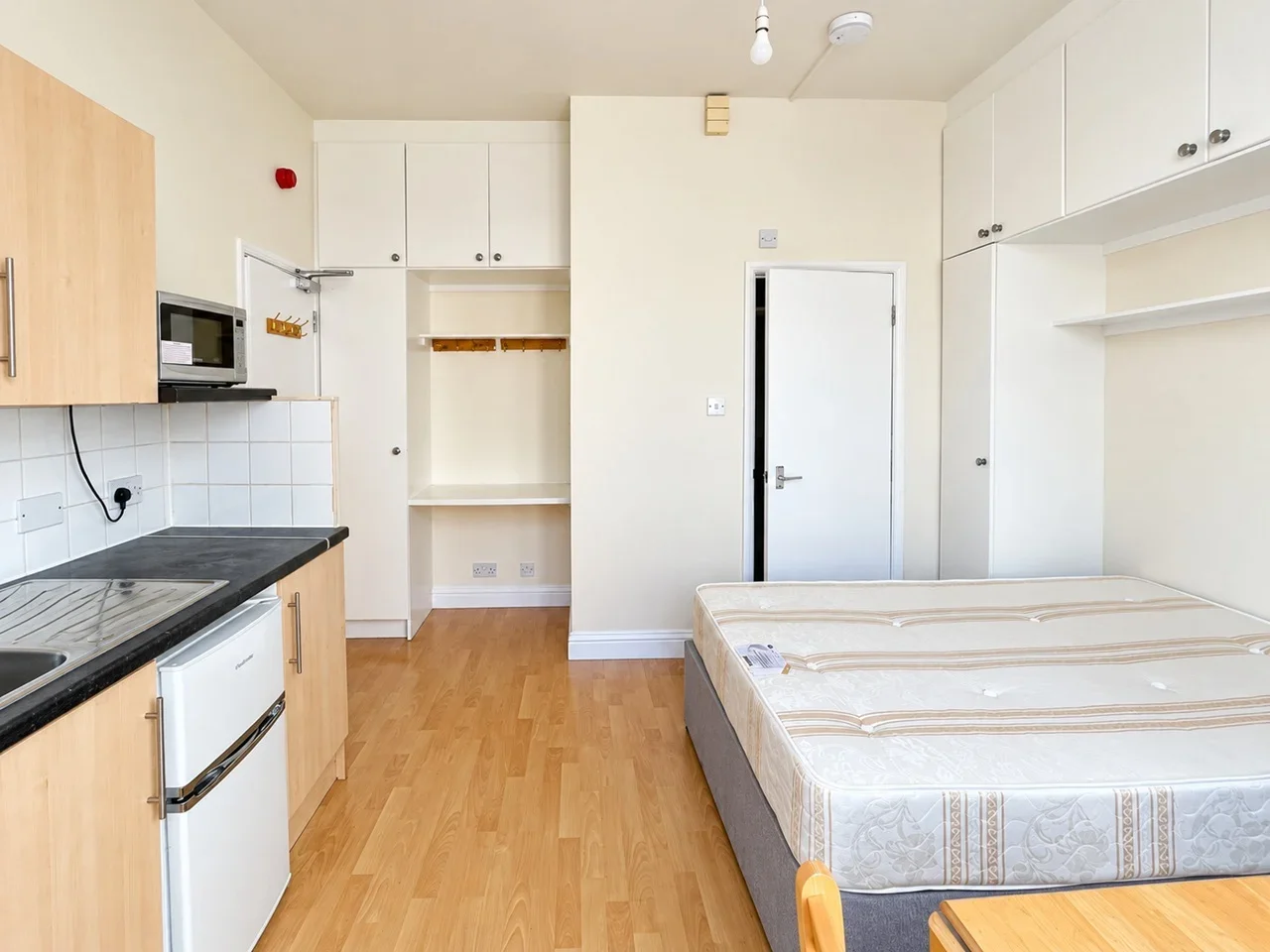 Flat Cranbrook Park in Greater London