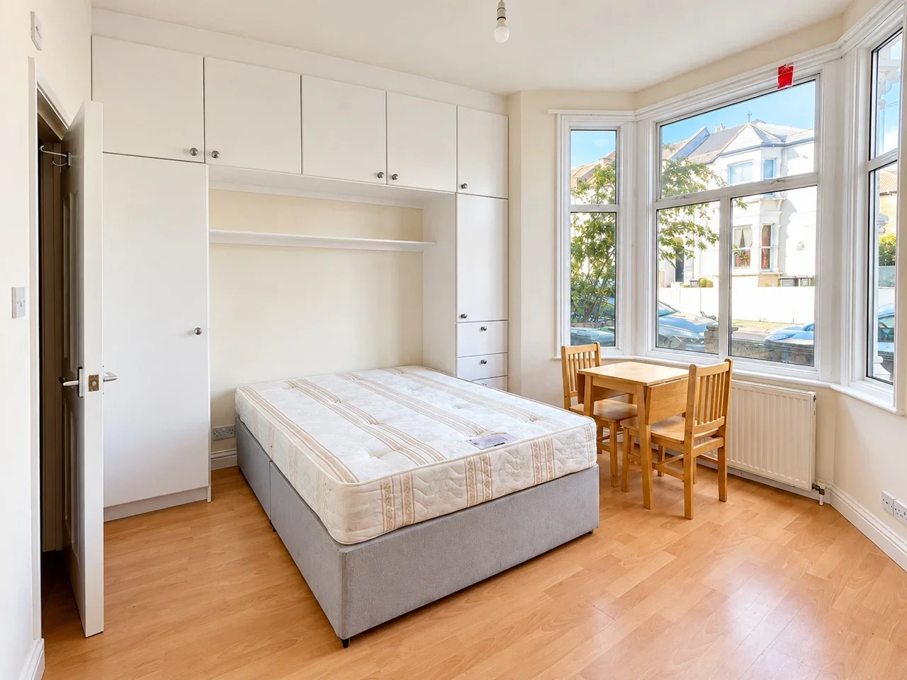 Flat Cranbrook Park in Greater London