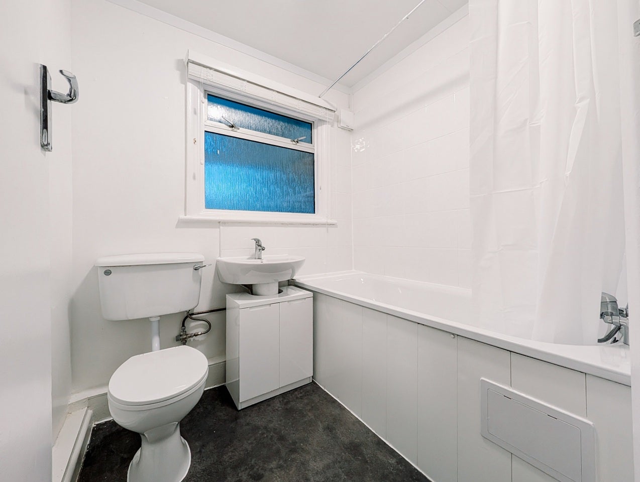 Flat Melbourne Court in Greater London