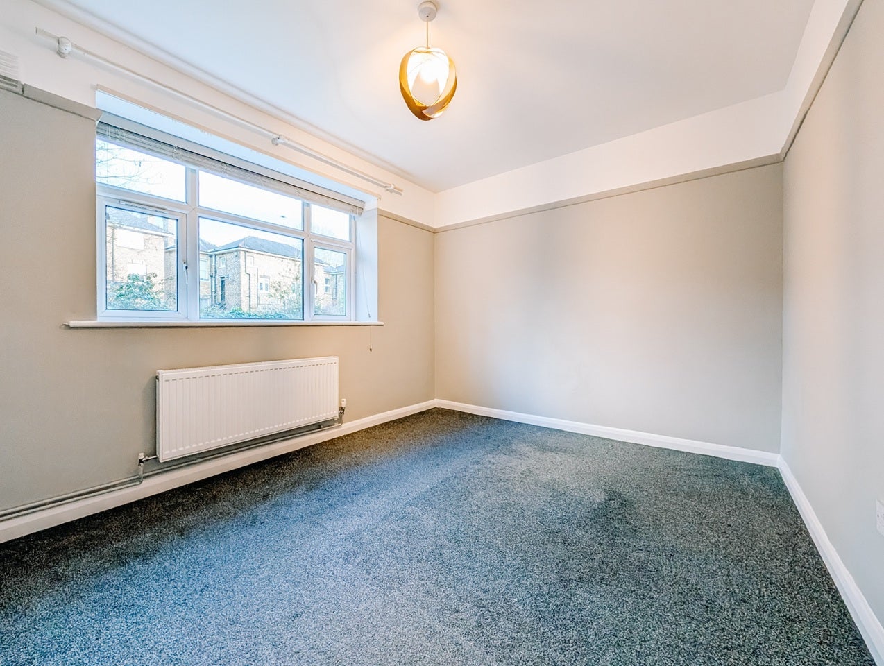 Flat Melbourne Court in Greater London