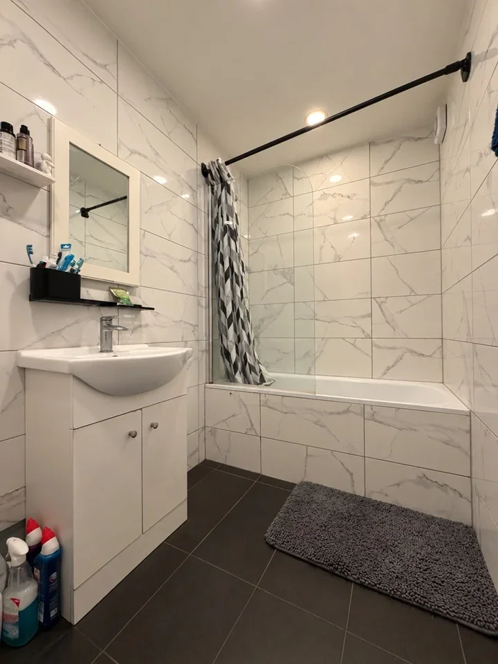 Flat Tenterden Road in Greater London
