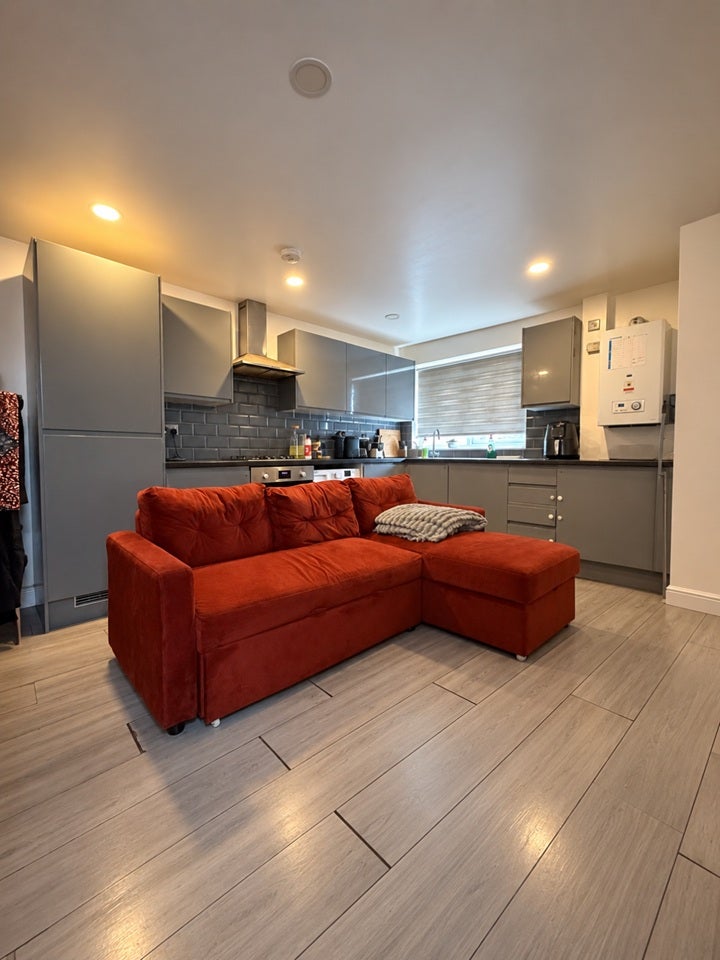 Flat Tenterden Road in Greater London