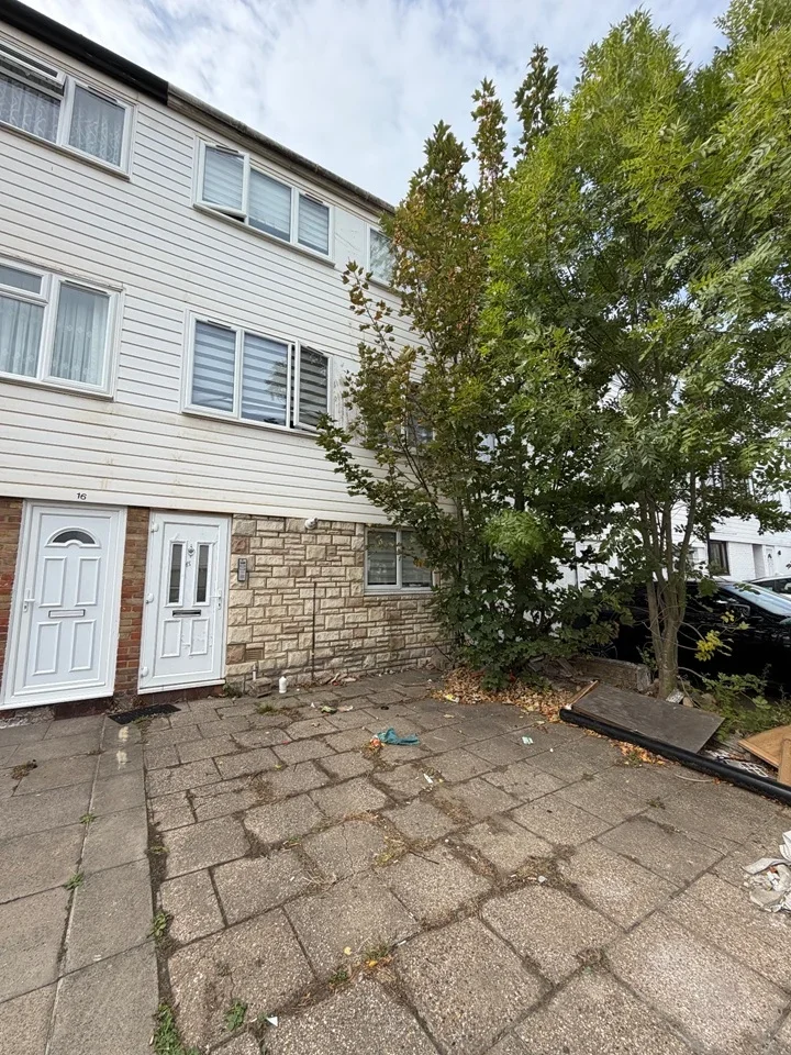 Flat Tenterden Road in Greater London