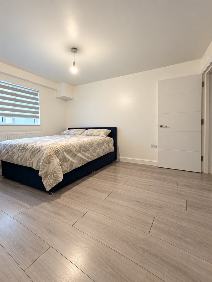 Flat Tenterden Road in Greater London