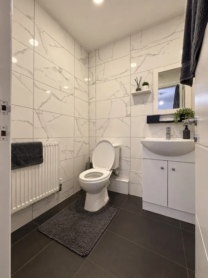 Flat Tenterden Road in Greater London