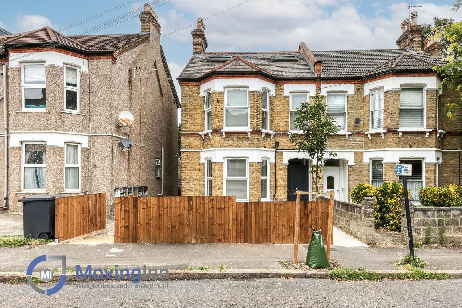 Flat Whiteley Road in Greater London