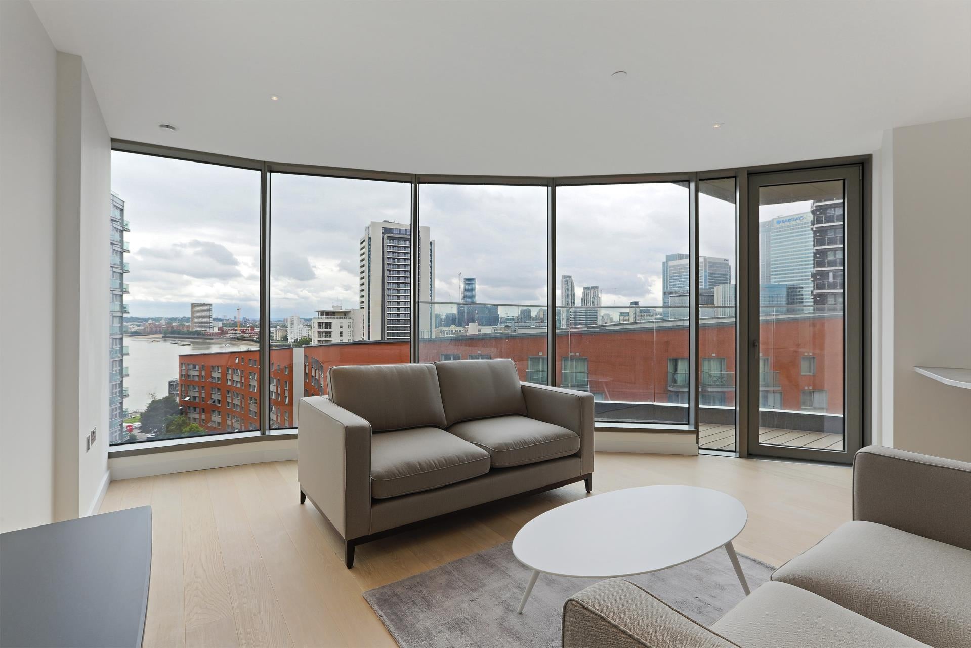 Flat Biscayne Avenue in Greater London