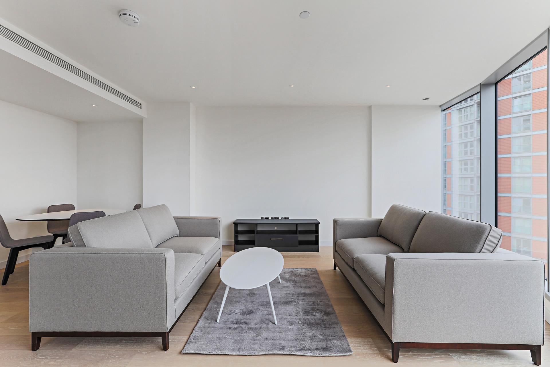 Flat Biscayne Avenue in Greater London