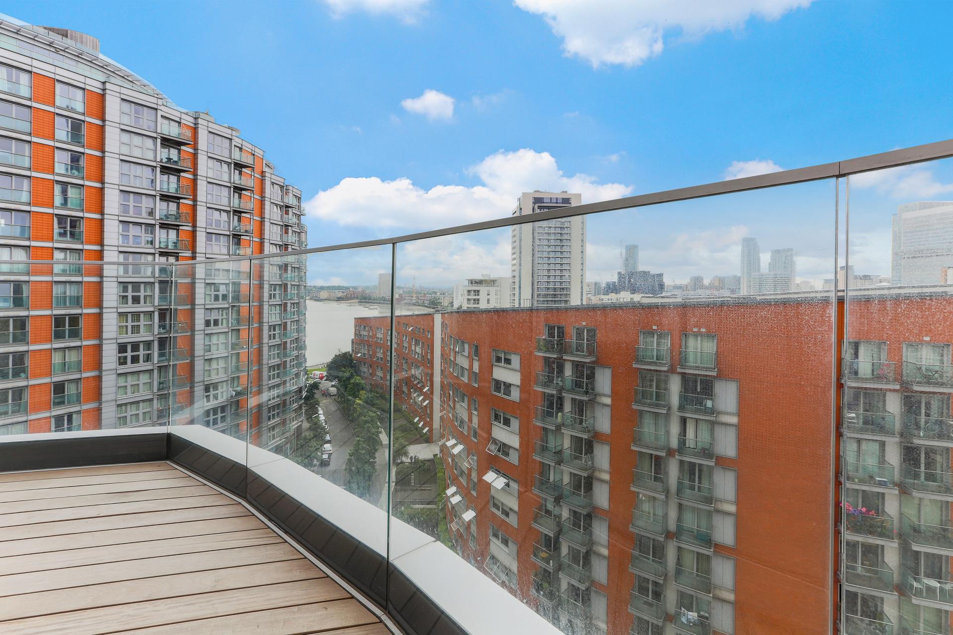 Flat Biscayne Avenue in Greater London
