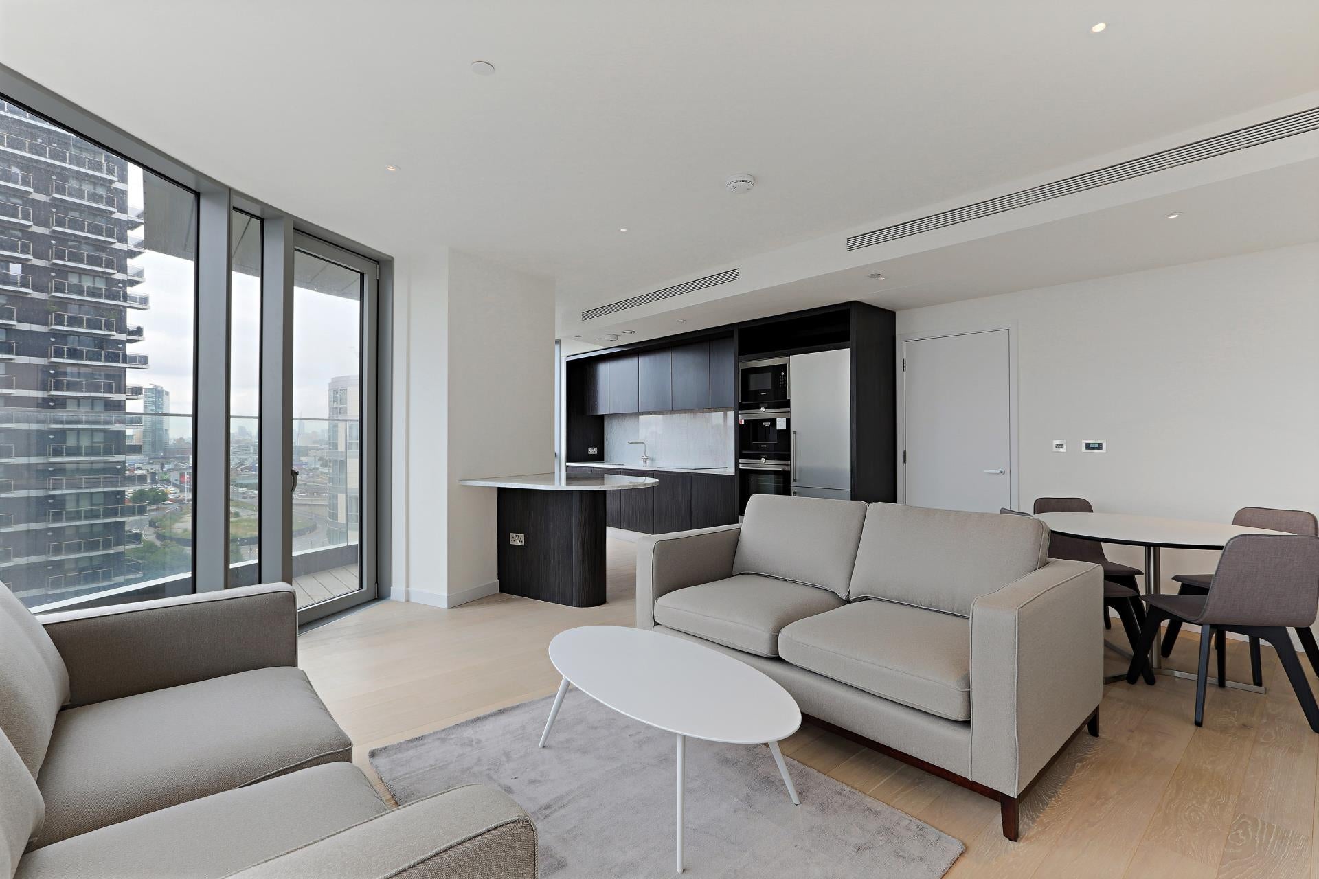 Flat Biscayne Avenue in Greater London