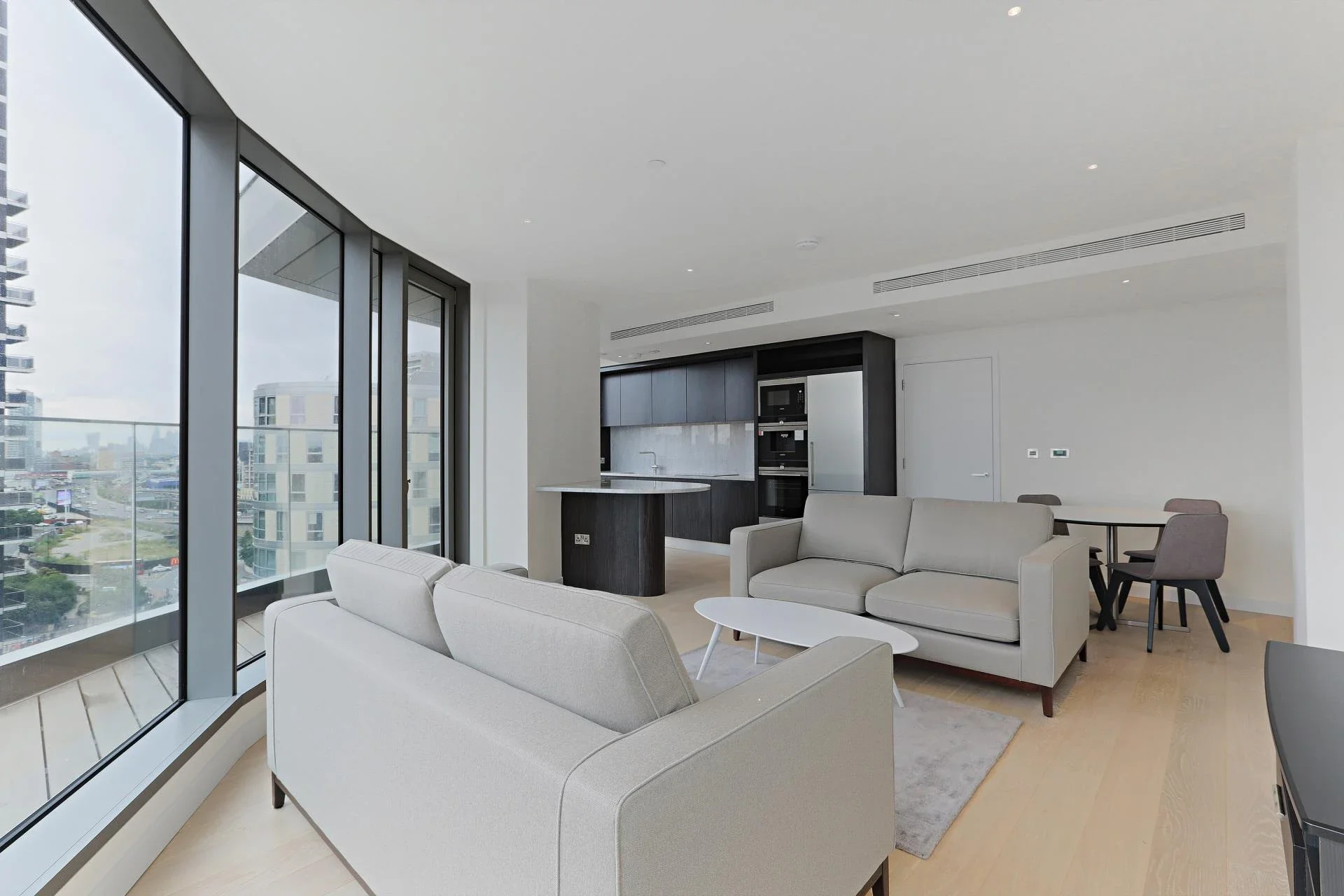 Flat Biscayne Avenue in Greater London