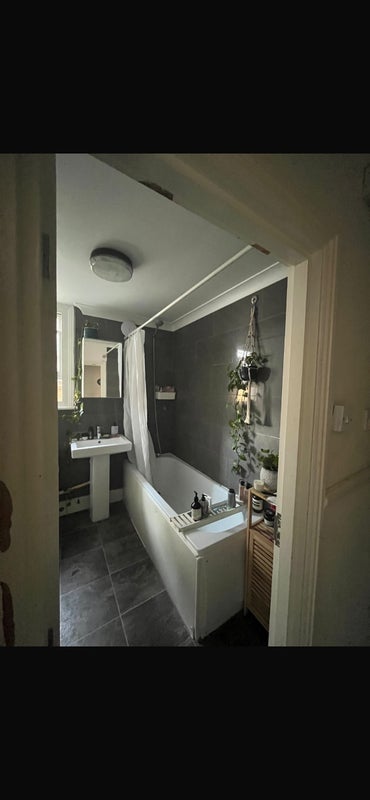 Room Mildenhall Road in Greater London