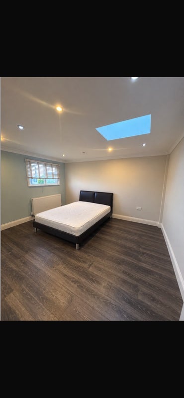 Room Mildenhall Road in Greater London