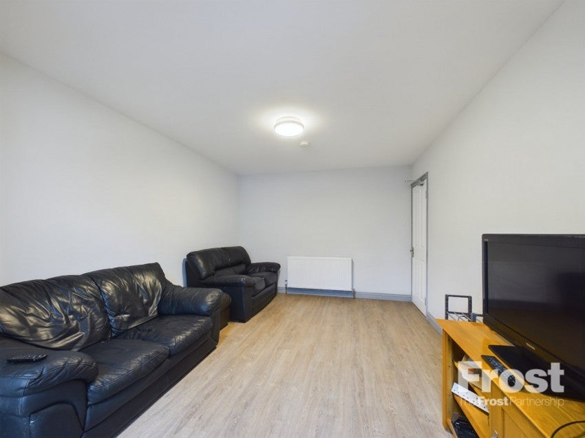 Room Gables Avenue in Borough of Spelthorne