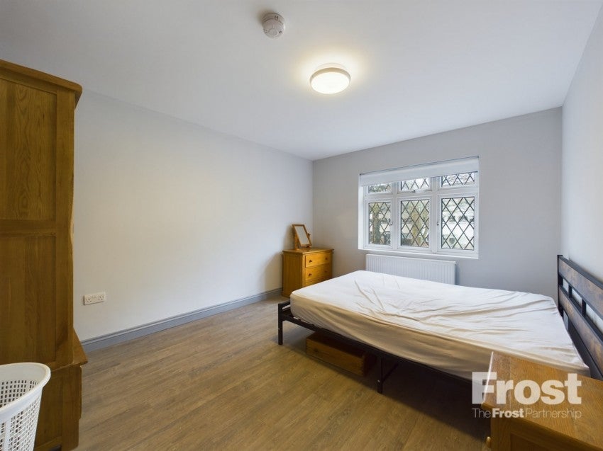 Room Gables Avenue in Borough of Spelthorne