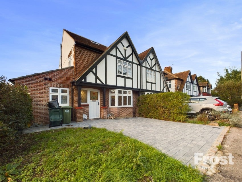 Room Gables Avenue in Borough of Spelthorne