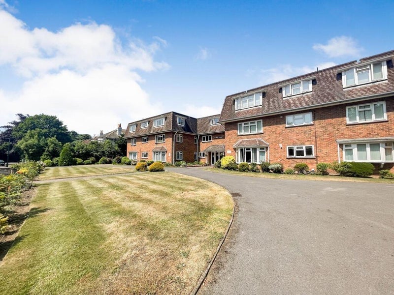 Flat Nairn Road in Bournemouth