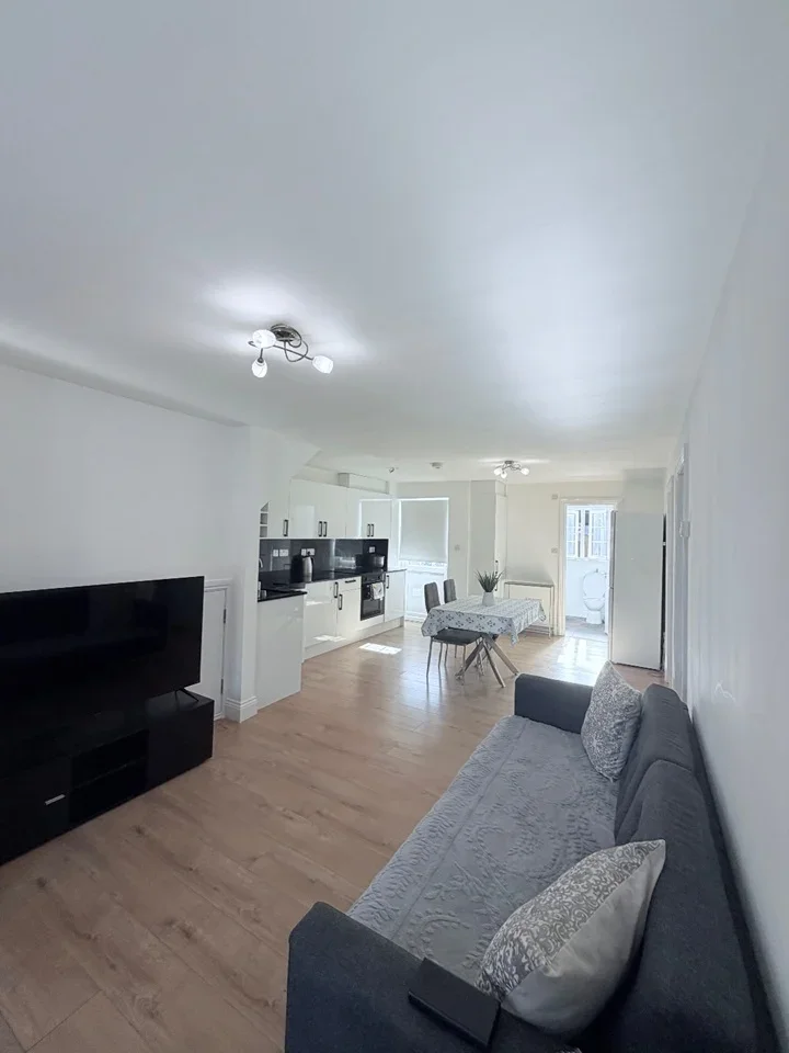 Room Dunnock Road in Greater London