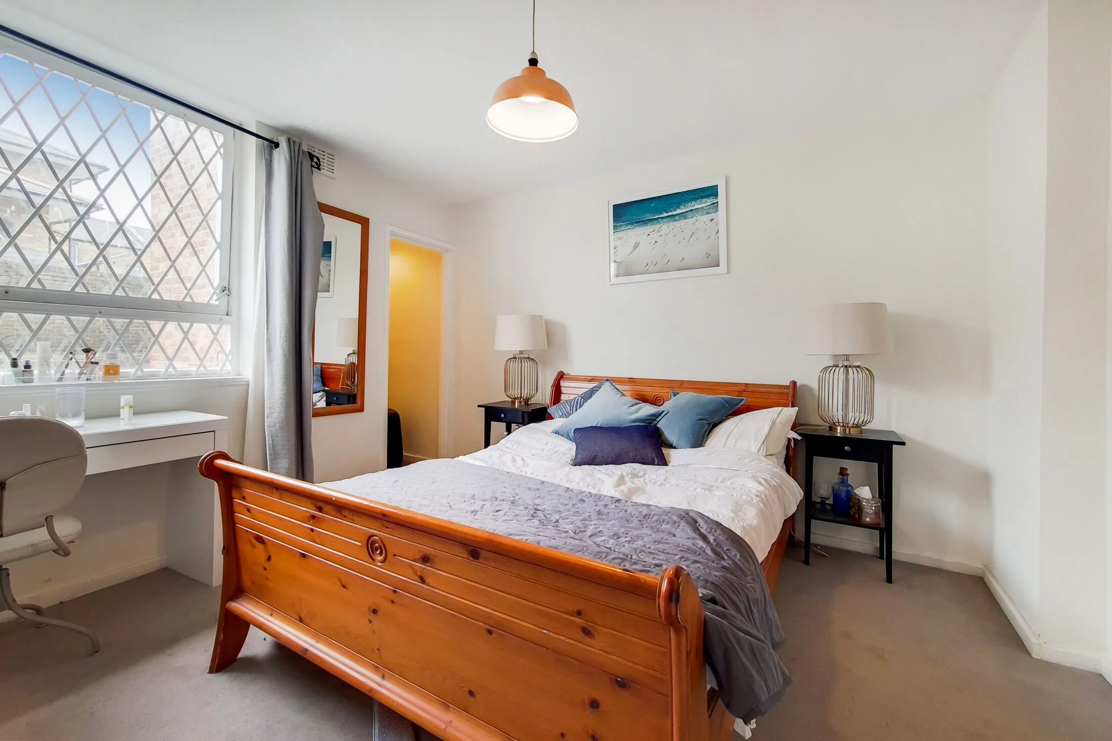Flat Dawes Road in Greater London