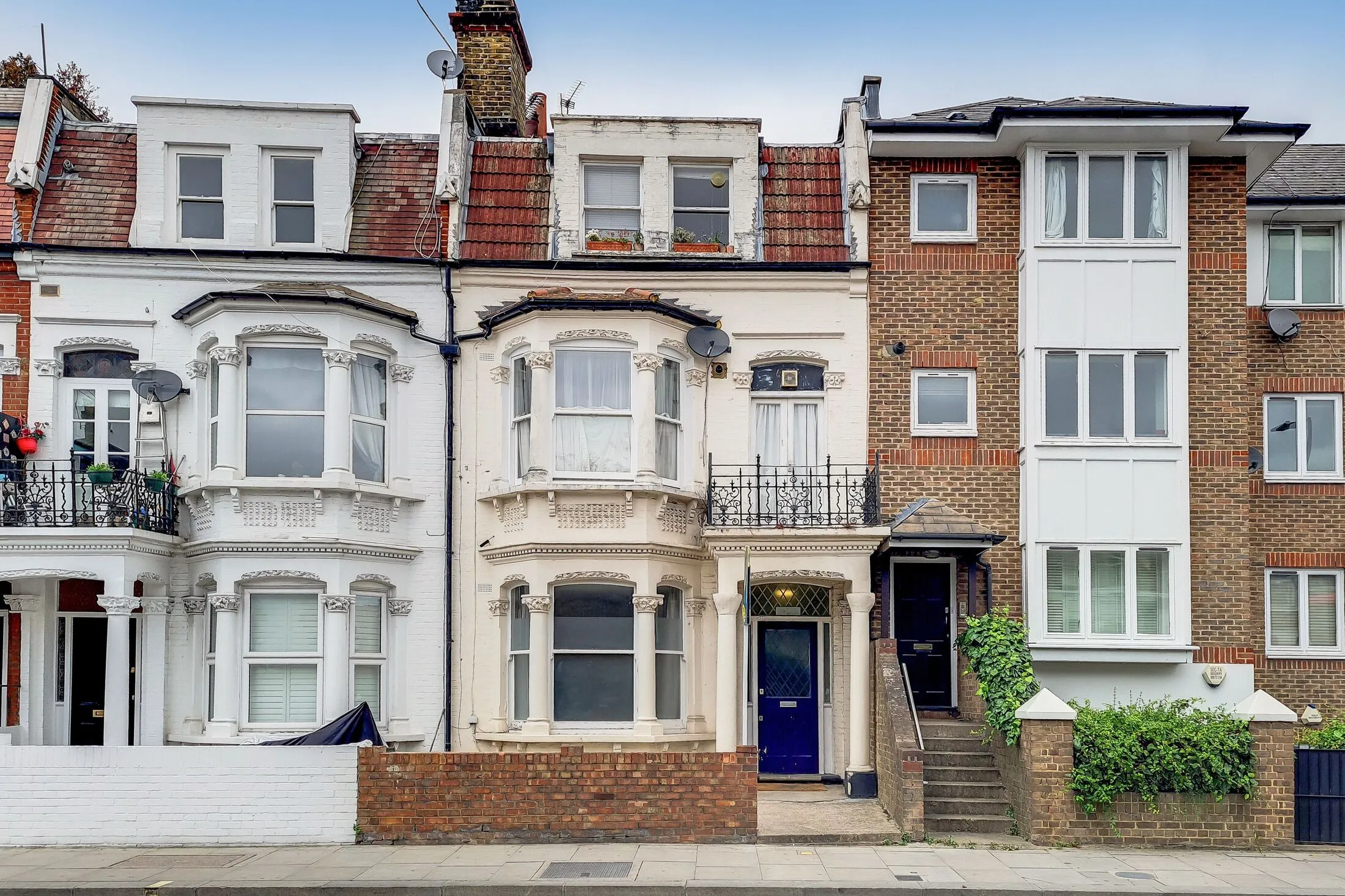 Flat Dawes Road in Greater London