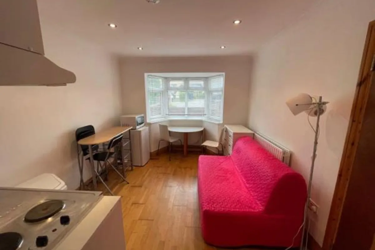 Flat Hoylake Road in Greater London