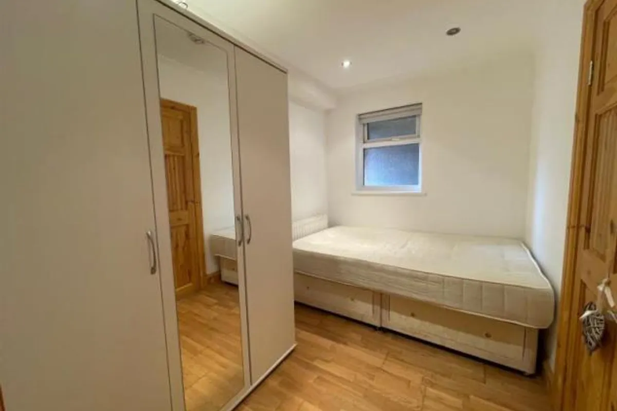 Flat Hoylake Road in Greater London