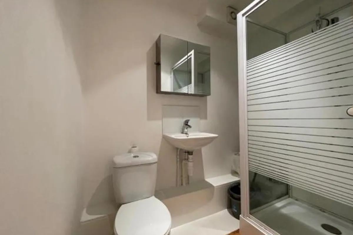 Flat Hoylake Road in Greater London