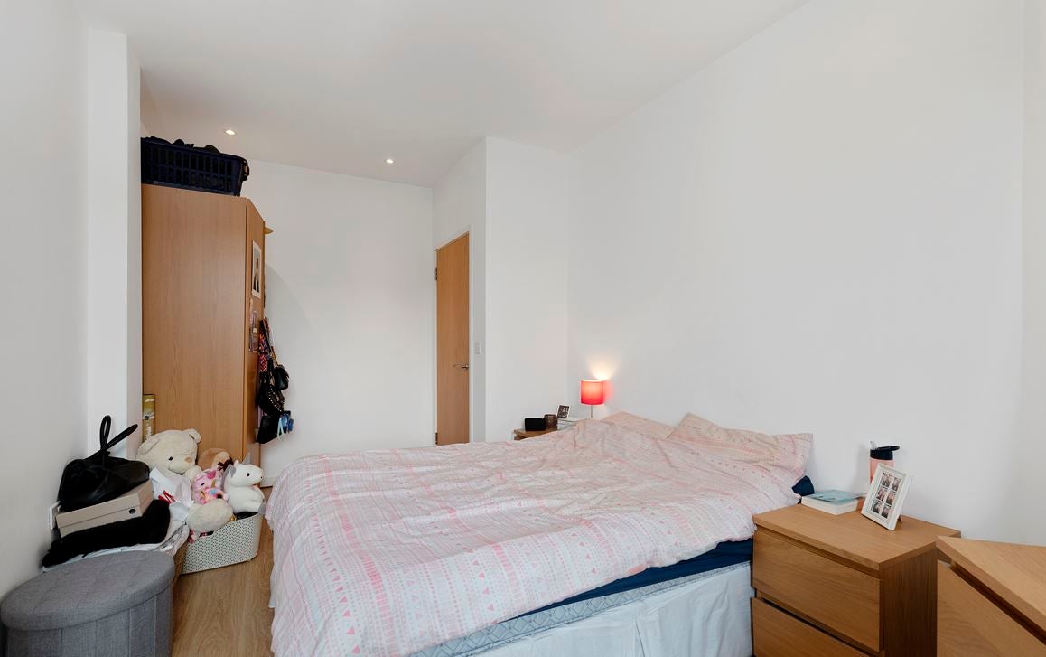 Flat Coldharbour Lane in Greater London