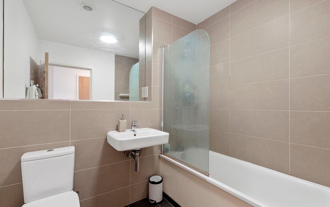Flat Coldharbour Lane in Greater London