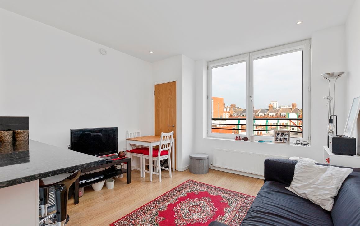Flat Coldharbour Lane in Greater London